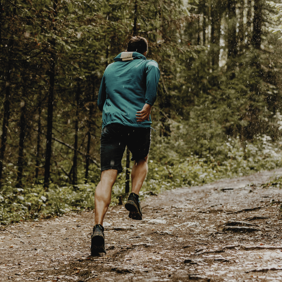 Raimon Teniente running a forest trail